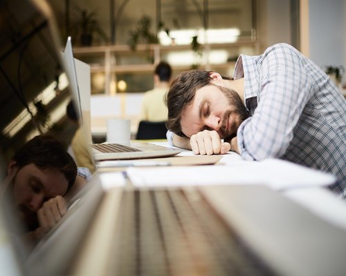 Professional worker managing visual breaks during a remote office session in Mexico City